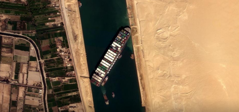 SCA cho hay bước đột phá trong nỗ lực giải cứu tàu Ever Given đến từ việc đội cứu hộ đã giải phóng được 27.000 m3 đất cát bám chặt hai bên mạn tàu, với độ sâu đào vét lên tới 18 mét. Ảnh: Reuters.