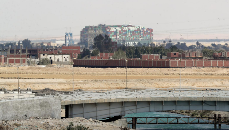 Siêu tàu container dần thoát khỏi vùng mắc cạn, chuyển động dọc theo dòng nước và trở lại hướng di chuyển thông thường. Các đội kỹ thuật sau đó kiểm tra sơ bộ các bộ phận của tàu, khởi động động cơ và tàu chuẩn bị được lai dắt về phía Hồ lớn (Great Lakes). Được biết, phần mũi tàu đã bị hư hại một phần nhưng toàn bộ kết cấu tàu được cho là vẫn ổn định. Ảnh; Reuters.