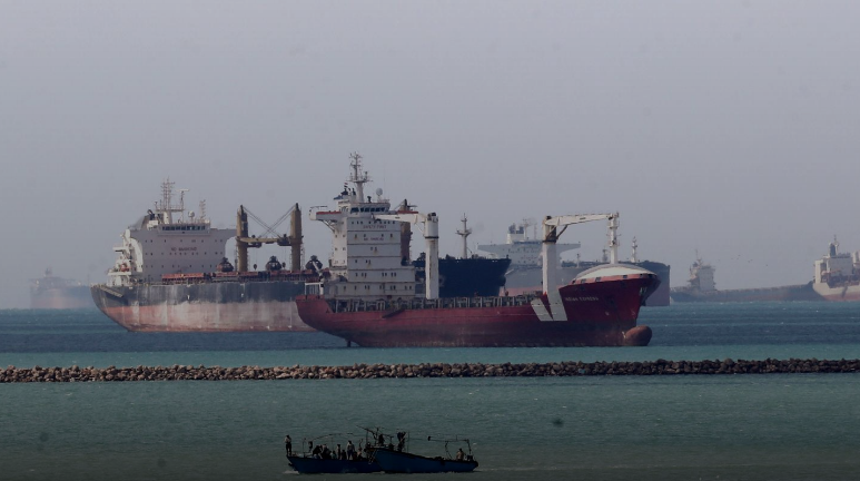 Việc tàu Ever Given bị mắc cạn và chắn ngang kênh đào Suez đã khiến hàng trăm con tàu không thể di chuyển qua tuyến đường biển này.