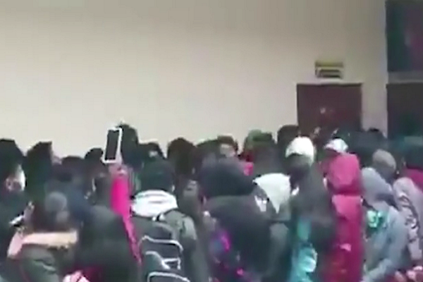 Đoạn video được ghi lại tại Đại học El Alto cho thấy rất đông sinh viên xô đẩy nhau giành chỗ ở hành lang đông đúc để vào giảng đường hôm 2/3. Ảnh: Daily Mail.