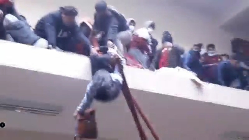 Một sinh viên may mắn được bạn kéo lên kịp thời. Ảnh chụp màn hình.