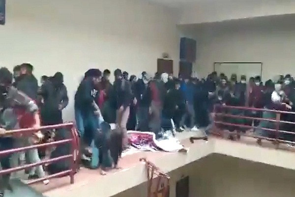 7 sinh viên thiệt mạng sau khi ngã từ tầng 4 xuống trong khi 4 người khác bị thương nặng đang được điều trị tại bệnh viện. Ảnh: LN.