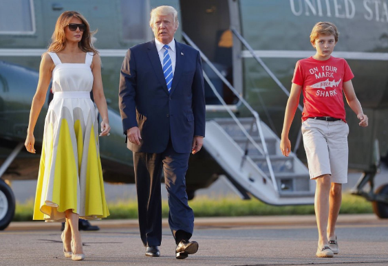 Số 25: Chiếc áo phông “on your mark tiger shark” mà Barron mặc hồi tháng 8/2017 có giá 25 USD. Những chiếc áo này đã được bán hết ngay sau khi Barron được phát hiện mặc nó. Ảnh: Twitter.