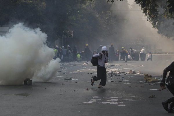 Tiến sĩ Ted Gover, chuyên gia về chính sách đối ngoại và là Giám đốc Chương trình Quản trị cho người Mỹ bản địa thuộc Đại học Claremont Graduate ở California, cho rằng để có thể chấm dứt tình trạng bất ổn hiện nay của Myanmar, một là làn sóng biểu tình tự chấm dứt hoặc quân đội sẽ đàm phán một thỏa thuận nào đó với người biểu tình. Tuy nhiên, hai khả năng này hiện khó có thể xảy ra. Ảnh: AP.