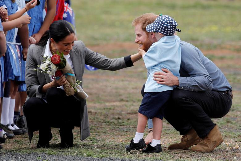 Hoàng tử Harry và Công nương Meghan Markle trò chuyện với bé Luke Vincent, 5 tuổi, sau khi tới sân bay Dubbo ở Dubbo, Australia, hồi tháng 10/2018.