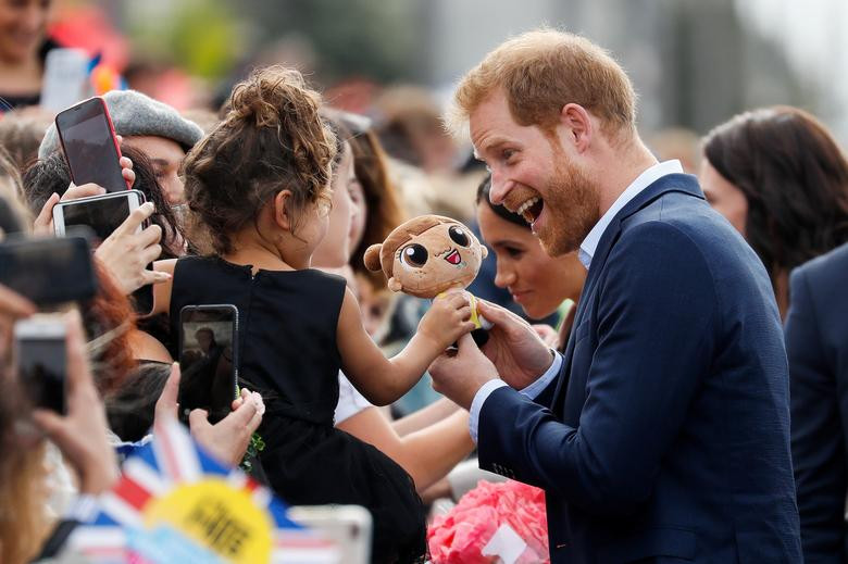 Cặp đôi được đám đông chào đón trong chuyến thăm Auckland, New Zealand, hồi tháng 10/2018.
