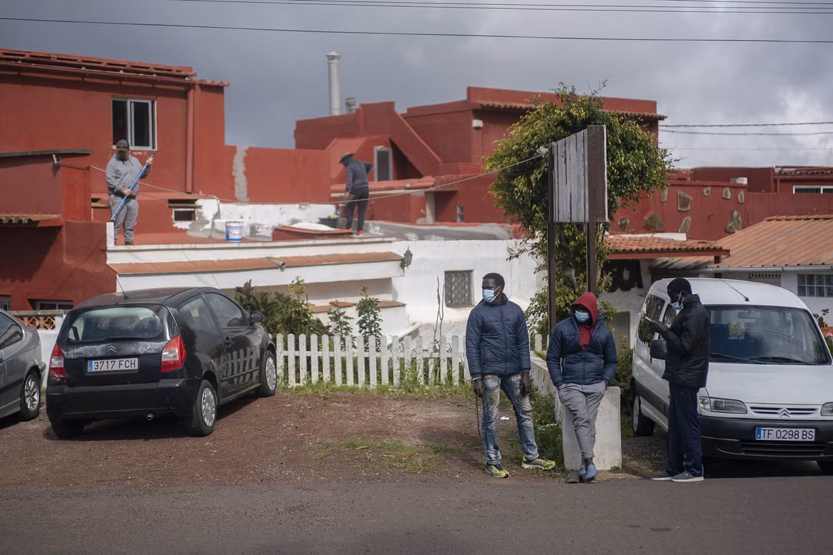 Khi Seck tới quần đảo Canary, anh đã được xét nghiệm COVID-19 và cách ly trước khi chuyển tới trung tâm tiếp nhận, khách sạn và sau đó là khu trại Las Raices. Seck chia sẻ, cuộc sống trong khu trại rất khó khăn và anh thất vọng vì không thể tiếp tục hành trình tới "miền đất hứa" Châu Âu. "24 người trong một túp lều thật kinh khủng", Seck nói. 