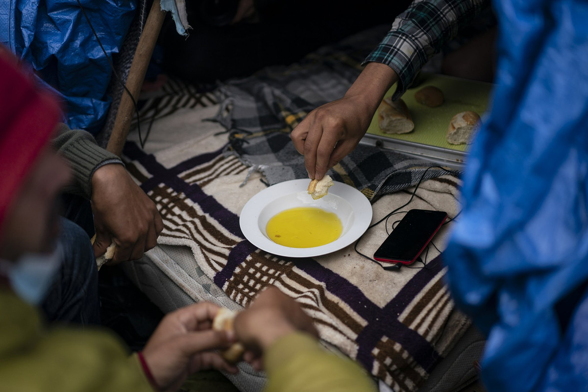 Bữa sáng đơn giản của các di dân trong khu trại tạm bợ. 
