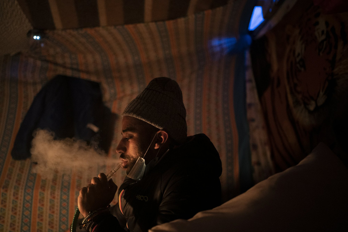 Mohamed, 19 tuổi đến từ Ma-rốc, hút thuốc trong lều tại khu trại Las Raices. 