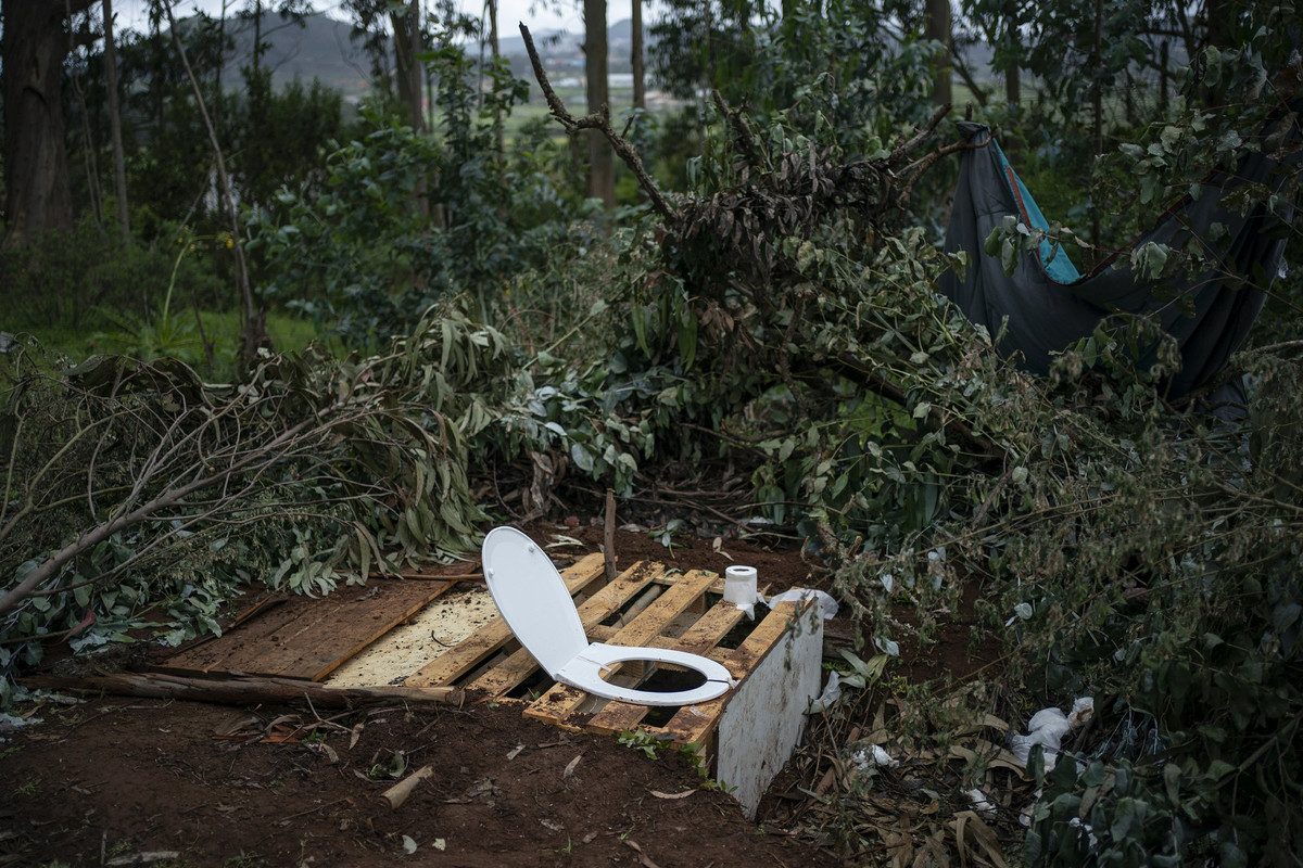 Nhà vệ sinh tạm bợ bên ngoài trại Las Raices.