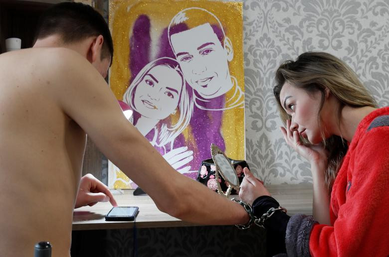 Đáng chú ý, cổ tay của Viktoria sau đó xuất hiện những vết loét đau đớn do sợi dây xích ma sát khiến cô phải tìm đến sự trợ giúp y tế. 