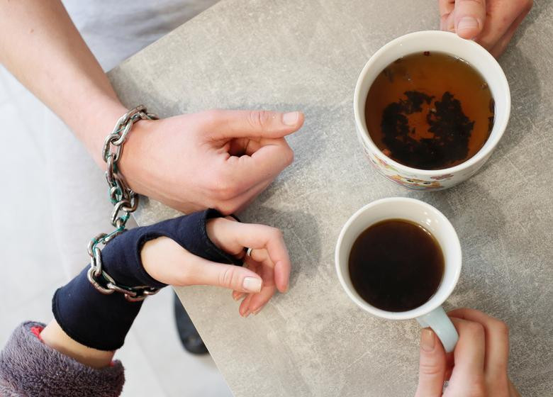 Theo đó, cổ tay phải của anh Alexander được xích vào cổ tay trái của Viktoria. 