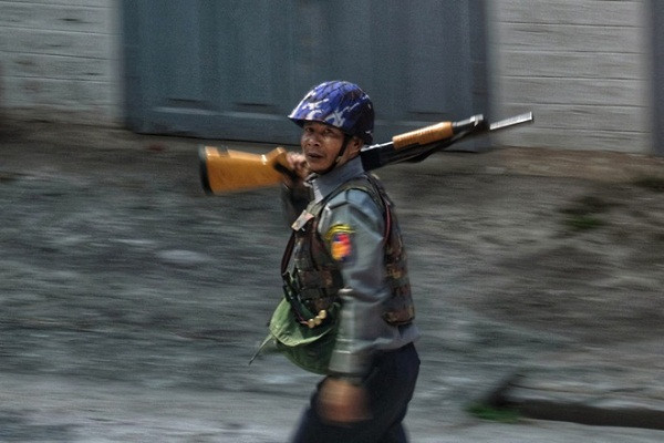 Myanmar: Tru so dang cua ba Aung San Suu Kyi bi nem bom xang