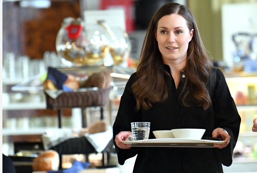 Được biết, bà Sanna Marin là người đầu tiên trong gia đình học hết trung học và vào đại học. Bà tốt nghiệp trường Đại học Tampere với tấm bằng cử nhân Khoa học Quản trị vào năm 2012. Ảnh: Imgur.