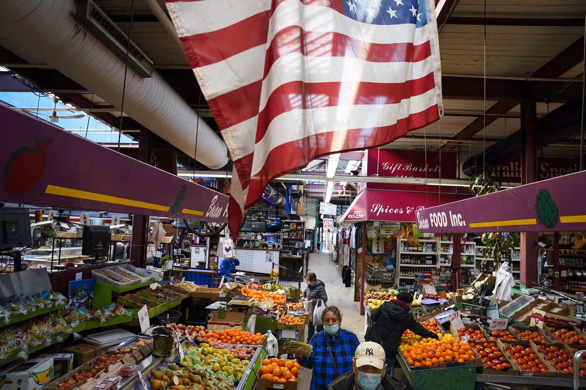 Mọi người đeo khẩu trang khi đi chợ Arthur Avenue ở Bronx, New York, ngày 3/3/2021.