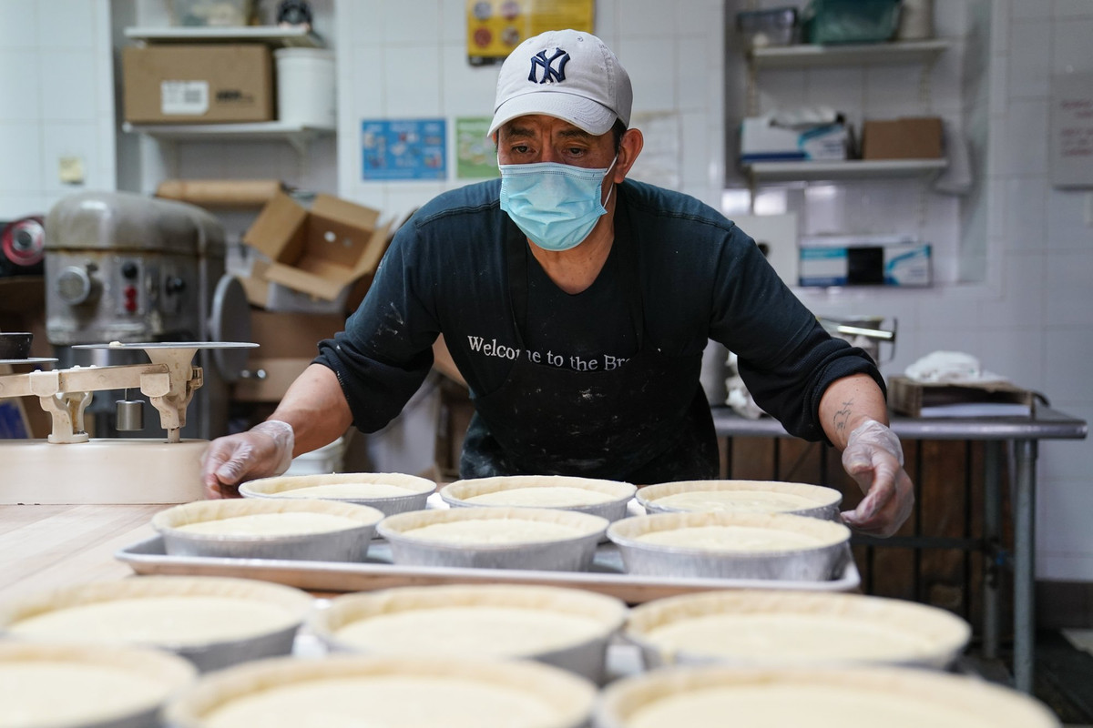 Đầu bếp đeo khẩu trang và găng tay khi làm bánh tại cửa hàng Artuso Pastry, ở khu Bronx, New York, hôm 3/3.