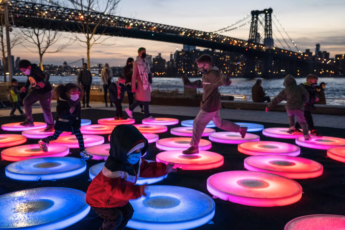 Các em nhỏ chơi đùa ở công viên Domino gần chân cầu Manhattan hôm 10/3.