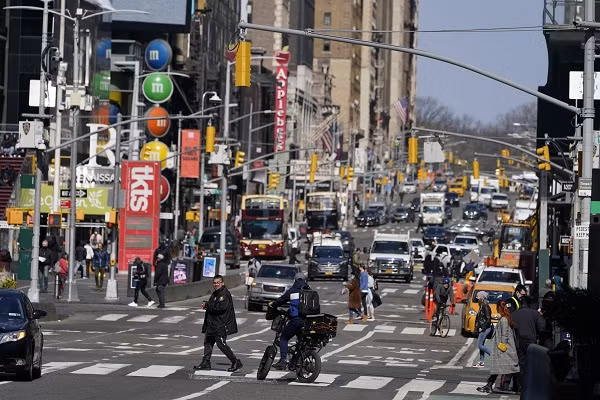 Đường phố đông đúc ở New York hôm 10/3.