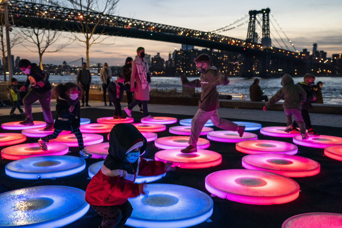 Các em nhỏ chơi đùa ở công viên Domino gần chân cầu Manhattan hôm 10/3.