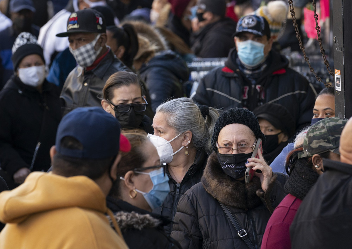 Người dân xếp hàng dài trước một ngân hàng ở Bronx, New York, ngày 9/3.