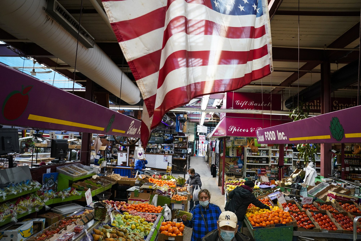 Mọi người đeo khẩu trang khi đi chợ Arthur Avenue ở Bronx, New York, ngày 3/3/2021.