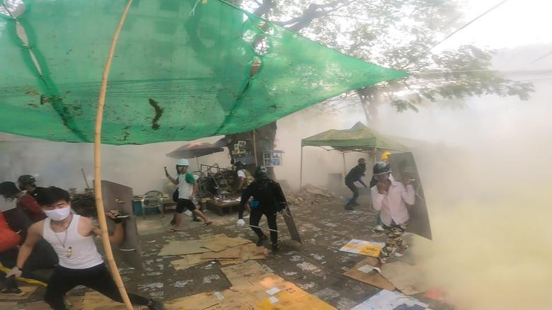 Cảnh hỗn loạn trên đường phố Yangon ngày 12/3.