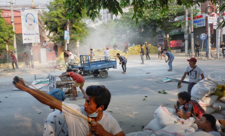 Ngoài ra, ít nhất 3 người tử vong tại những nơi khác ở Myanmar hôm 14/3. Ảnh: Cuộc đụng độ giữa lực lượng an ninh và người biểu tình tại Mandalay, Myanmar, ngày 14/3.