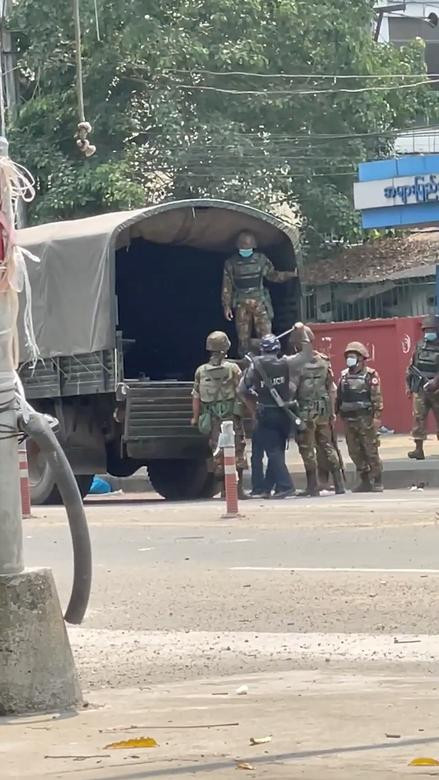 Cảnh sát Myanmar bắt giữ một người đàn ông ở thành phố Yangon ngày 12/3.