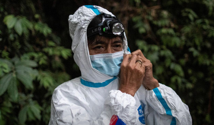 Edison Cosico, người đang hỗ trợ Alviola, cho biết: “Những ngày này thực sự đáng sợ. Bạn không biết liệu những con dơi có mang virus không. Chúng tôi đang tìm hiểu xem dơi có thể truyền thêm loại virus nào khác sang người hay không. Chúng ta sẽ không bao giờ biết virus trong tương lai có tạo ra đại dịch đáng sợ như COVID-19 hay không".