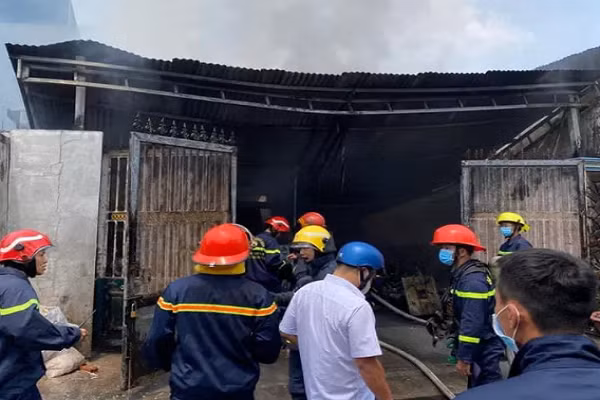 TP HCM: Hai vu hoa hoan lien tiep o quan Go Vap, cuu duoc hai nguoi mac ket trong nha 4 tang