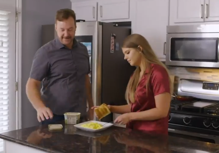 Lúc đầu, Scott, ông bố hai con, e ngại về tuổi của Jessica, thừa nhận rằng ông vốn nghĩ sẽ không bao giờ hẹn hò với người trẻ như vậy.