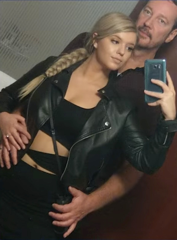 Chênh lệch tuổi tác khiến Jessica thường xuyên bị nhầm là con gái của Scott. "Mọi người thường nghĩ rằng Scott là bố của tôi. Họ tỏ ra khó chịu với mối quan hệ của chúng tôi", Jessica cho hay.