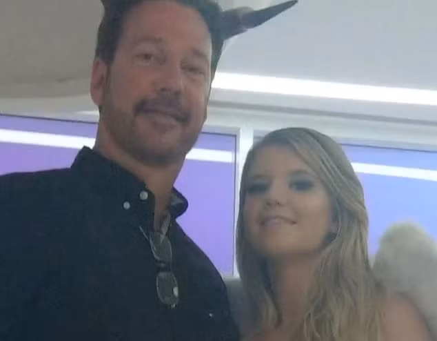 Chuyen tinh cua cap doi chenh nhau 32 tuoi bi nham la bo con-Hinh-6