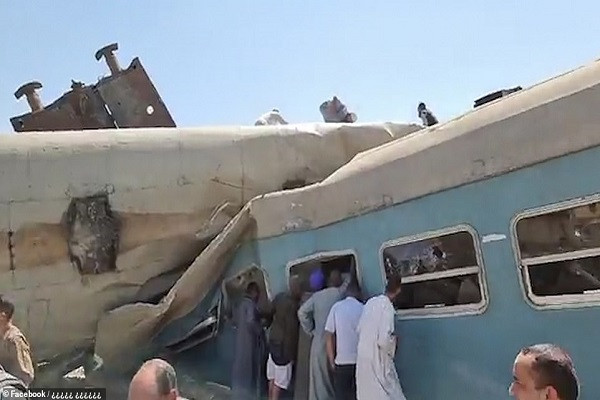 Những hình ảnh được đăng tải cho thấy nhiều hành khách bị mắc kẹt trong các toa tàu bị lật, còn một số nạn nhân bất tỉnh và nhiều người khác chảy máu.