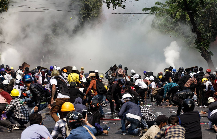 Trong ngày 19/3, cuộc biểu tình cũng diễn ra ở thành phố Mandalay, tại các thị trấn Myingyan, Katha và Myawaddy. Ảnh: Một cuộc biểu tình ở Mandalay. Ảnh: JT.