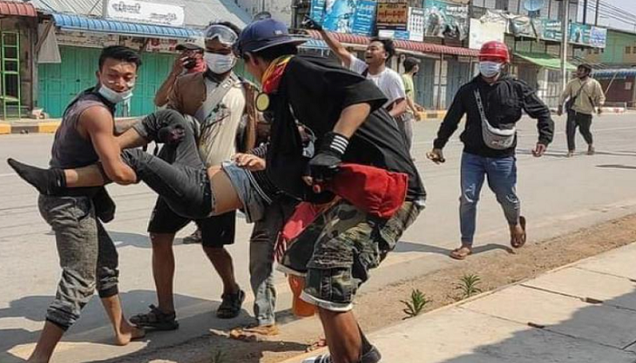 Một quan chức giấu tên thuộc dịch vụ tang lễ của Aungban nói với Reuters rằng, 8 người đã thiệt mạng, trong đó 7 người tử vong ngay tại hiện trường và 1 người thiệt mạng sau khi được đưa tới bệnh viện ở thị trấn Kalaw gần đó. Ảnh: Một người biểu tình bị thương được đưa đi ở Aungban ngày 19/3. Ảnh: MN.