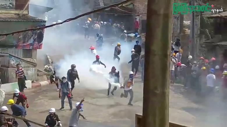 Myanmar Now cho biết thêm, 1 người biểu tình đã thiệt mạng ở thị trấn Loikaw, phía đông bắc nước này. Trong khi đó, 1 người bị bắn chết tại thành phố Yangon. Tuy nhiên, Reuters chưa thể xác minh thông tin này. Ảnh: Reuters.