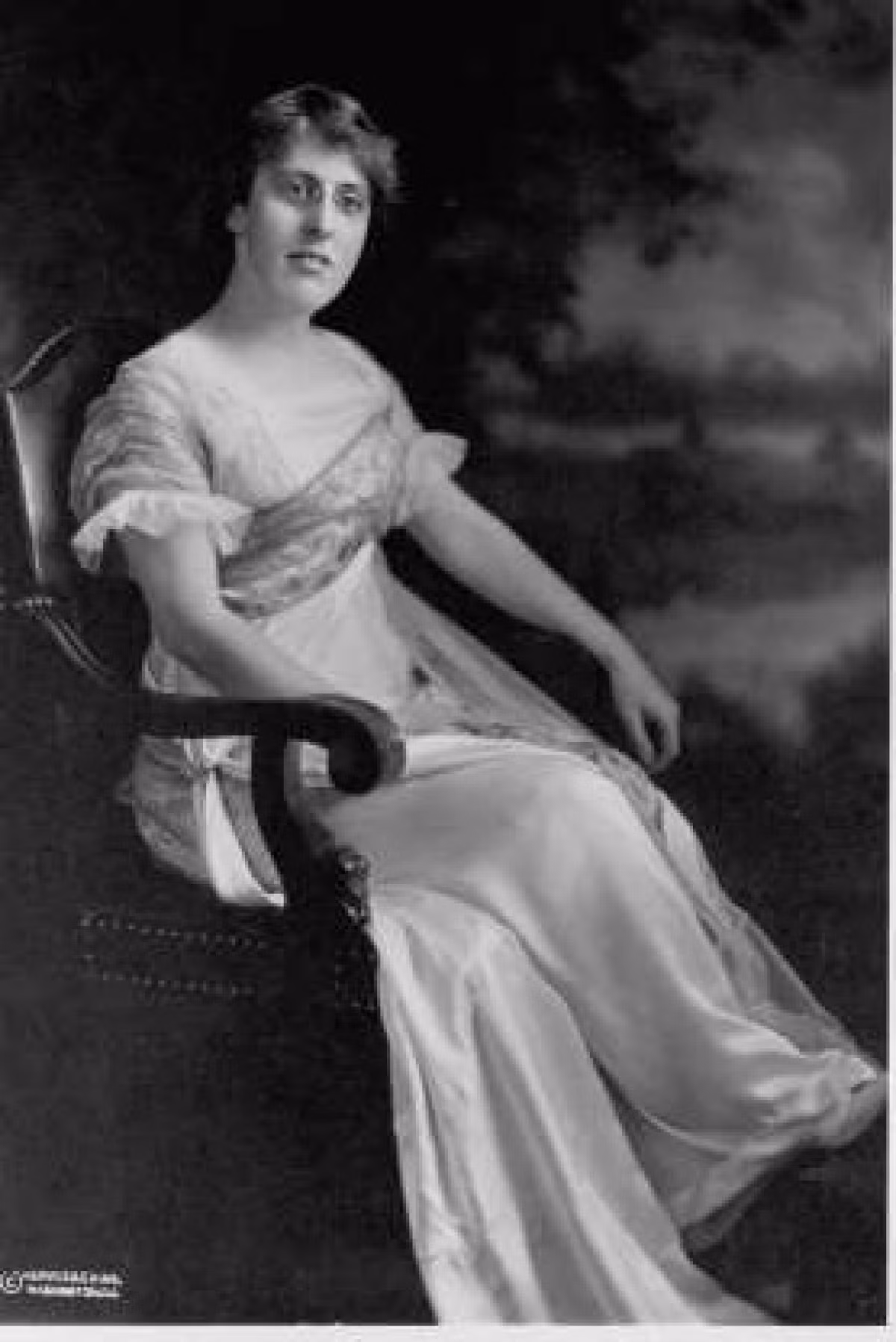 Đệ nhất phu nhân không nhất thiết là vợ của tổng thống: Vai trò của đệ nhất phu nhân giống như một nữ chủ nhân của Nhà Trắng. Thông thường, vị trí này sẽ do phu nhân của tổng thống đảm nhiệm nhưng không phải lúc nào cũng vậy. Trong một số trường hợp, khi mà các tổng thống độc thân hoặc góa vợ, những người thân hoặc bạn bè của họ sẽ đảm nhiệm vị trí này.