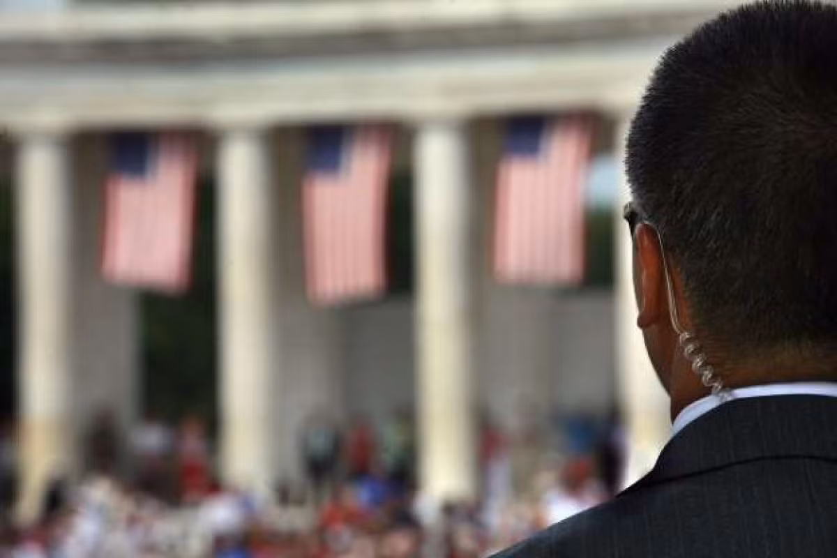 Có thể từ chối sự bảo vệ của Mật vụ: Theo luật liên bang, tổng thống không thể từ chối sự bảo vệ của Mật vụ khi đương nhiệm nhưng đệ nhất phu nhân và con cái của họ thì có thể.