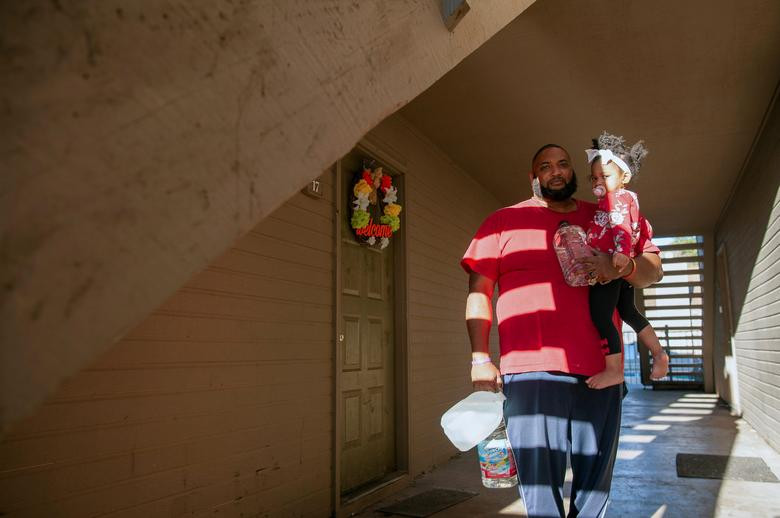 Tình trạng thiếu nước ở Jackson xảy ra sau khi một cơn bão mùa đông quét qua khu vực này 3 tuần trước, làm đóng băng máy móc tại nhà máy xử lý nước. Khi băng tan, hàng chục đường ống bị vỡ.