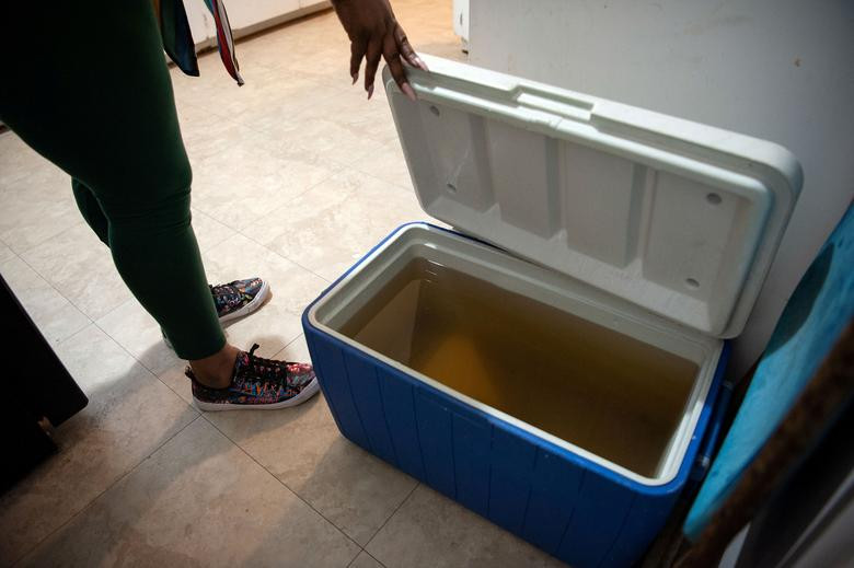 Jennifer Cattenhead phải tích trữ nước dùng để xả trong nhà vệ sinh. Sau hai tuần mất nước, gia đình cô đã được cấp nước trở lại.