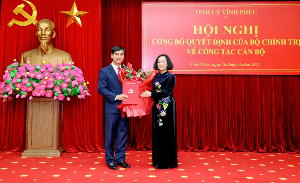 Sáng 18/3, Tỉnh ủy Vĩnh Phúc tổ chức hội nghị công bố quyết định của Bộ Chính trị về công tác cán bộ. Theo đó, Bộ Chính trị quyết định điều động, phân công, chỉ định ông Dương Văn An, Bí thư Tỉnh ủy Bình Thuận tham gia Ban Chấp hành Đảng bộ, Ban Thường vụ Tỉnh ủy và giữ chức vụ Bí thư Tỉnh ủy Vĩnh Phúc nhiệm kỳ 2020-2025 