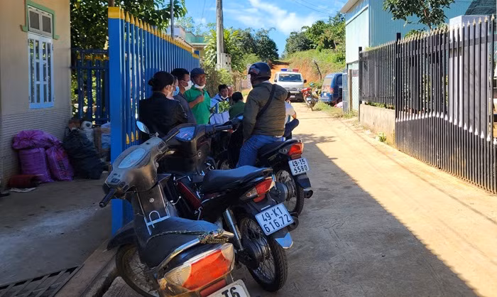  Sát hại cha đẻ rồi giấu xác sau mái nhà tắm: Ngày 22/12/2023, giữa ông Nguyễn Mạnh T. (SN 1970) và con trai là Nguyễn Đình Thi (SN 2008, ngụ xã Lộc Nga, TP Bảo Lộc, Lâm Đồng) xảy ra mâu thuẫn, cãi vã. Sau một hồi to tiếng, Nguyễn Đình Thi đã dùng hung khí sát hại cha ruột. Để tránh bị phát hiện, Thi dùng băng keo quấn chặt thi thể cha mình rồi gác lên la phông phía sau mái nhà tắm để phi tang. Ngày 25/12/2023, Thi bị Công an tỉnh Lâm Đồng bắt giữ.