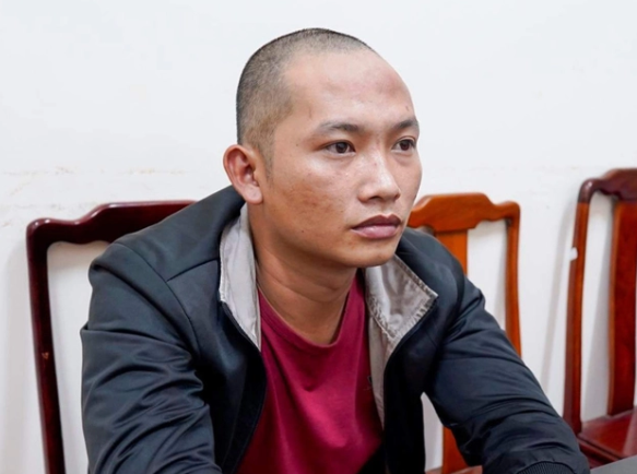  Bị cha dượng đánh dã man vì làm đổ cơm khi ăn: Do bé D. thường làm đổ cơm và không chịu ăn nên Trần Thanh Tú (23 tuổi, ngụ xã Tân Hòa, huyện Đồng Phú, tỉnh Bình Phước, cha dượng) dùng ống nhựa đánh bé. Đối tượng khai, trong tháng 7/2022 đã đánh 4 lần bằng roi, nặng nhất là vào ngày 25/7. Đối tượng còn khai, vợ cũng có đánh. Ngày 29/7/2022, Công an huyện Đồng Phú đã khởi tố bị can, bắt tạm giam Trần Thanh Tú. Đồng thời, khởi tố bị can đối với Lầu Y Lầu (mẹ bé D.) và thực hiện biện pháp ngăn chặn cấm rời khỏi nơi cư trú do đang mang thai, nuôi con nhỏ. 