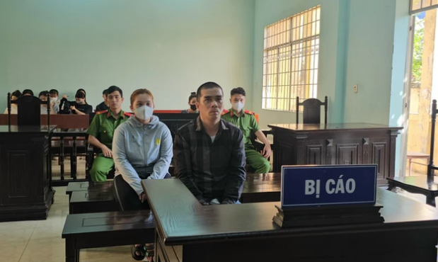  "Cha dượng" hành hạ, ngược đãi và ép bé 3 tuổi sử dụng ma túy: Nguyễn Thảo Nguyên (SN 2000, ngụ quận Tân Bình, TP HCM), sống chung như vợ chồng với Lê Văn Bậm (SN 1979). Bé T. (3 tuổi là con của Nguyên). Trong ngày 10 và ngày 25/4/2023, Bậm dùng băng keo trói tay, chân và chửi bới, dọa nạt bé T., sau đó để bé trần truồng nằm dưới sàn nhà. Đồng thời, Bậm dùng tua vít, búa và kéo dọa tấn công vào vùng kín của bé làm bé hoảng sợ, ngoài ra còn ép bé trai sử dụng ma túy. Những lần này, Nguyên dùng điện thoại quay lại clip. Tháng 11/2023, TAND huyện Hóc Môn mở phiên xét xử sơ thẩm Nguyên, Bậm. 