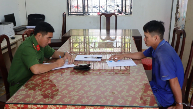  Bắt khẩn cấp cha dượng bạo hành con riêng của vợ cũ: Chiều 12/3, Công an TP Đồng Xoài, tỉnh Bình Phước đã bắt khẩn cấp Lê Đức Thắng (42 tuổi, ngụ phường Tân Thiện) để điều tra về vụ đánh đập con riêng của vợ cũ. Thắng khai, L.T.A. (9 tuổi) là con riêng của chị Đ.T.H. (vợ cũ của Thắng). Thắng và vợ đã ly hôn, nhưng sau đó quay lại với nhau. Chiều 8/3, Thắng cùng bạn bè nhậu. Thấy cháu A. cầm điện thoại của mình chạy ngoài đường, Thắng ra lấy lại rồi liên tục đấm, đá vào đầu, người của bé trai. Đặc biệt, đây không phải lần đầu Thắng đánh con riêng của vợ. 