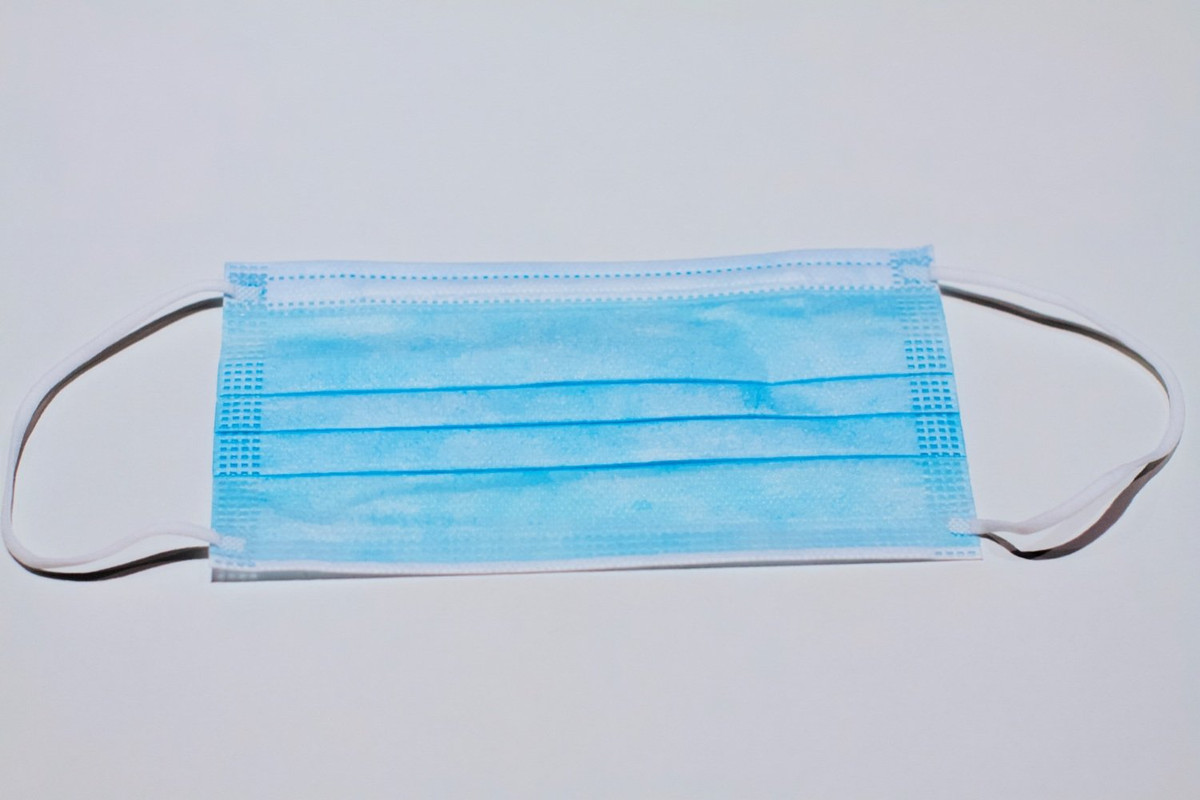 Một số người dân cho biết, khoảng hơn 5h sáng ngày xảy ra vụ án xuất hiện một đối tượng đội mũ bảo hiểm, đeo khẩu trang đi xe máy màu trắng, dừng ở trước cổng nhà nạn nhân. Ngoài ra, trước khi vụ án mạng xảy ra, một người phụ nữ từng đến địa phận xã Vĩnh Hoà, huyện Ninh Giang để hỏi thăm nhà anh T. Tuy vậy, người dân địa phương không biết người phụ nữ này là ai, tới từ đâu. Sau đó, giữa người phụ nữ này và anh T. còn xảy ra xô xát trên đường. Tại nơi 2 người va chạm, công an thu giữ được một chiếc khẩu trang. (Ảnh minh họa, nguồn internet) 