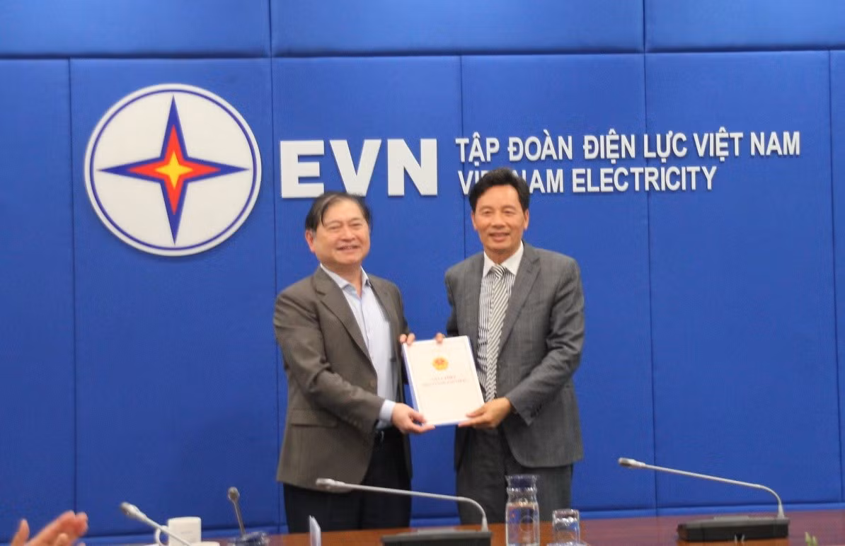 Ong Mai Quoc Hoi lam Tong bien tap Tap chi Dien va Doi song