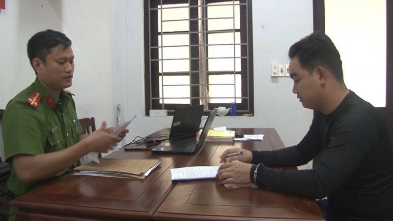  “Nổ” quen biết rộng để lừa đảo “chạy án”: Không có tiền tiêu xài, Đào Duy Thạnh (SN 1993; trú xã Hải Dương, TP Huế, Thừa Thiên Huế) “nổ” với chị Trần Thị M. (SN 2000; trú phường Phú Thượng, TP Huế) là có mối quan hệ với Công an, Viện Kiểm sát và hứa sẽ xin cho người thân chị M. đang bị tạm giam về hành vi “Tàng trữ trái phép chất ma túy” sớm ra trại.. Bằng thủ đoạn này, Thạnh đã 2 lần yêu cầu chị M chuyển tiền lần lượt với số tiền là 80 triệu đồng và 30 triệu đồng với mục đích lo "chạy án". Ngày 3/11/2023, Công an TP Huế đã khởi tố, bắt tạm giam Thạch. 