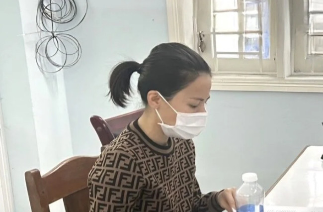  Người phụ nữ lừa đảo "chạy án", chiếm đoạt gần 7 tỷ đồng của đồng nghiệp: Chế Kim Mỹ Ngân (43 tuổi, trú quận 1, TP HCM) thấy đồng nghiệp cũ là anh N.Đ.V.T (trú TP Đà Nẵng) vào TP HCM theo lệnh triệu tập của cơ quan công an, Ngân cho biết mình có thể "chạy án" giúp để nhận tổng cộng 6,6 tỷ đồng rồi tiêu xài hết. Đầu tháng 2/2024, Công an TP Đà Nẵng đã di lý Chế Kim Mỹ Ngân về Đà Nẵng để phục vụ công tác điều tra làm rõ hành vi “Lừa đảo chiếm đoạt tài sản”. 